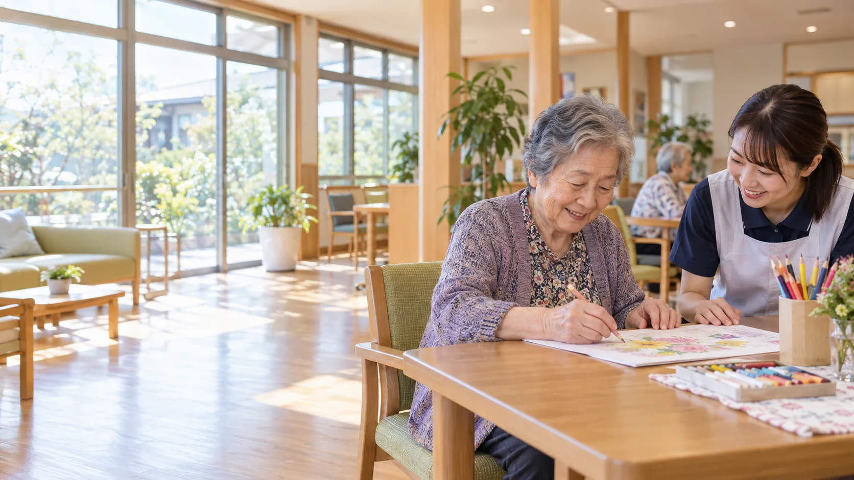 明るいデイサービスの室内で利用者がスタッフと絵を描くイメージ