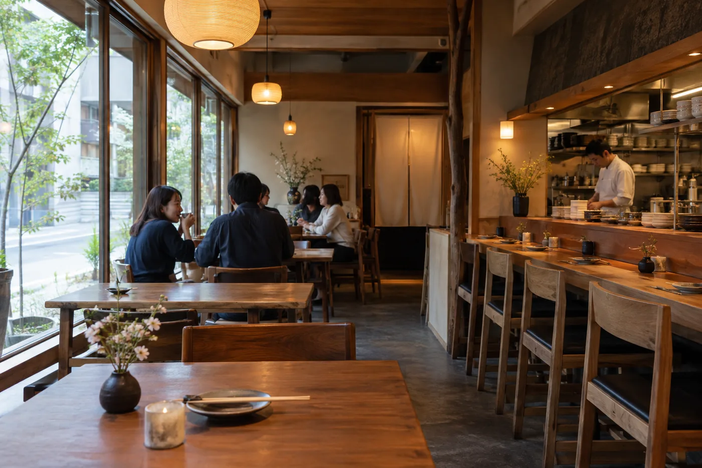 木のテーブルが並ぶビストロの店内イメージ